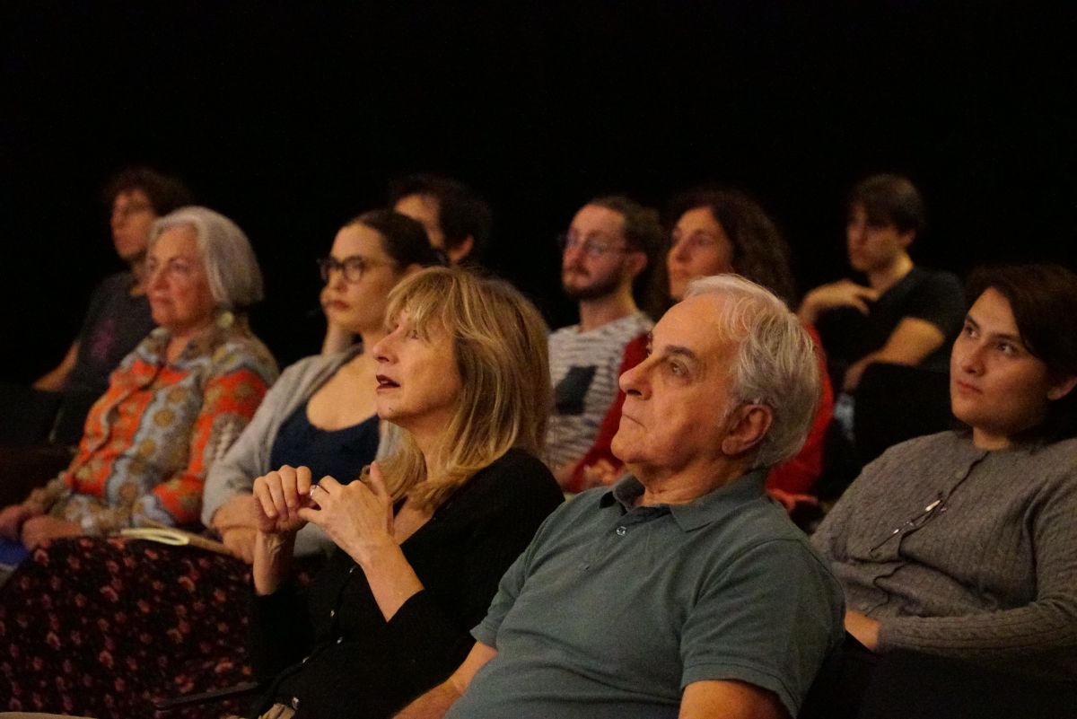 Asistentes atentos a la charla