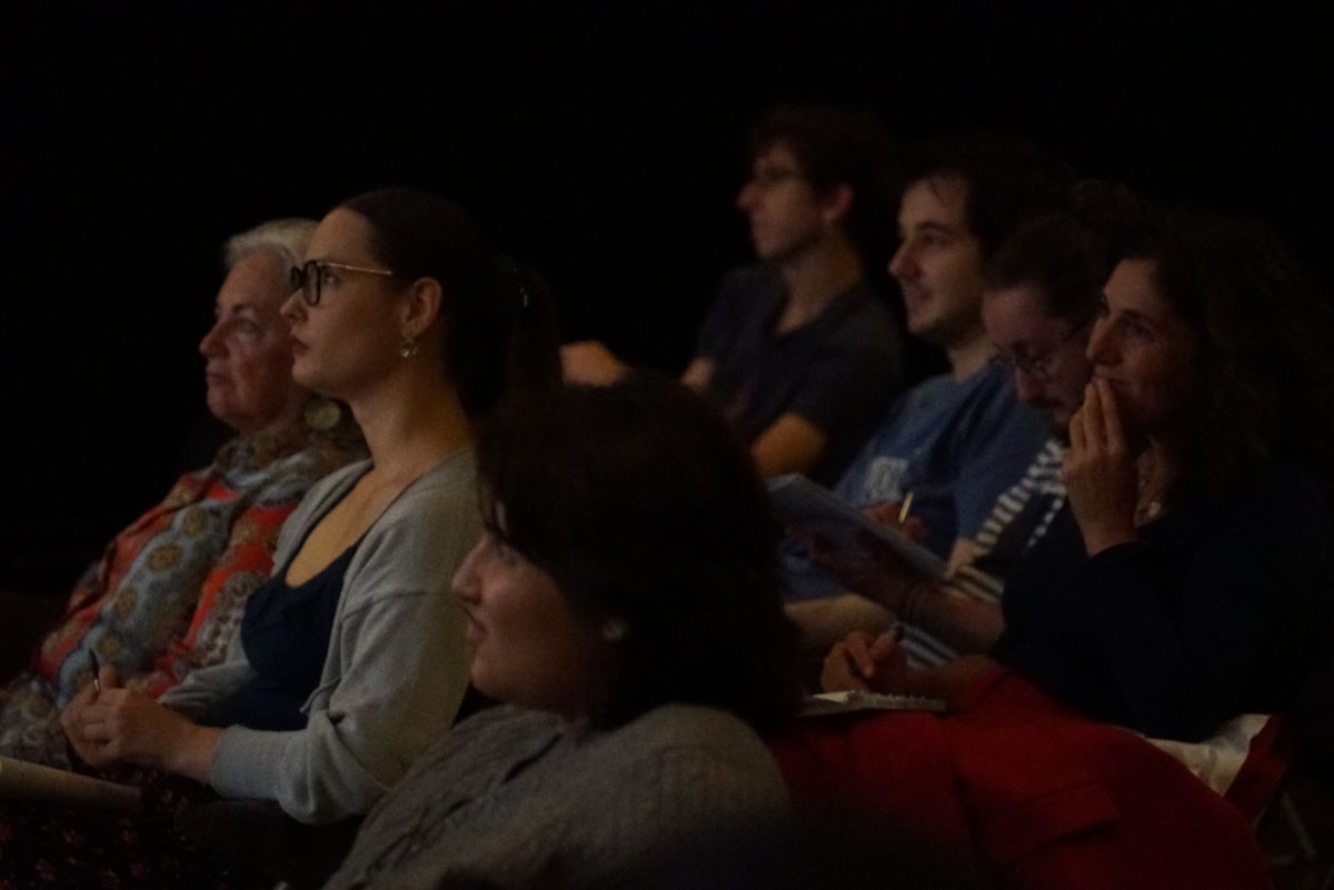 Asistentes atentos a la charla
