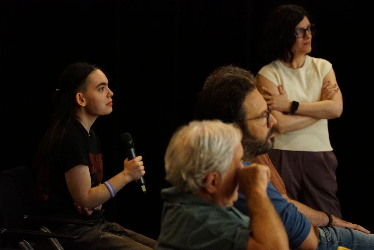 Asistentes buscando respuesta a sus preguntas